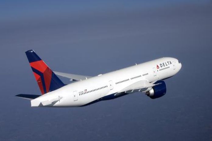 Boeing 777-200LR in flight_0